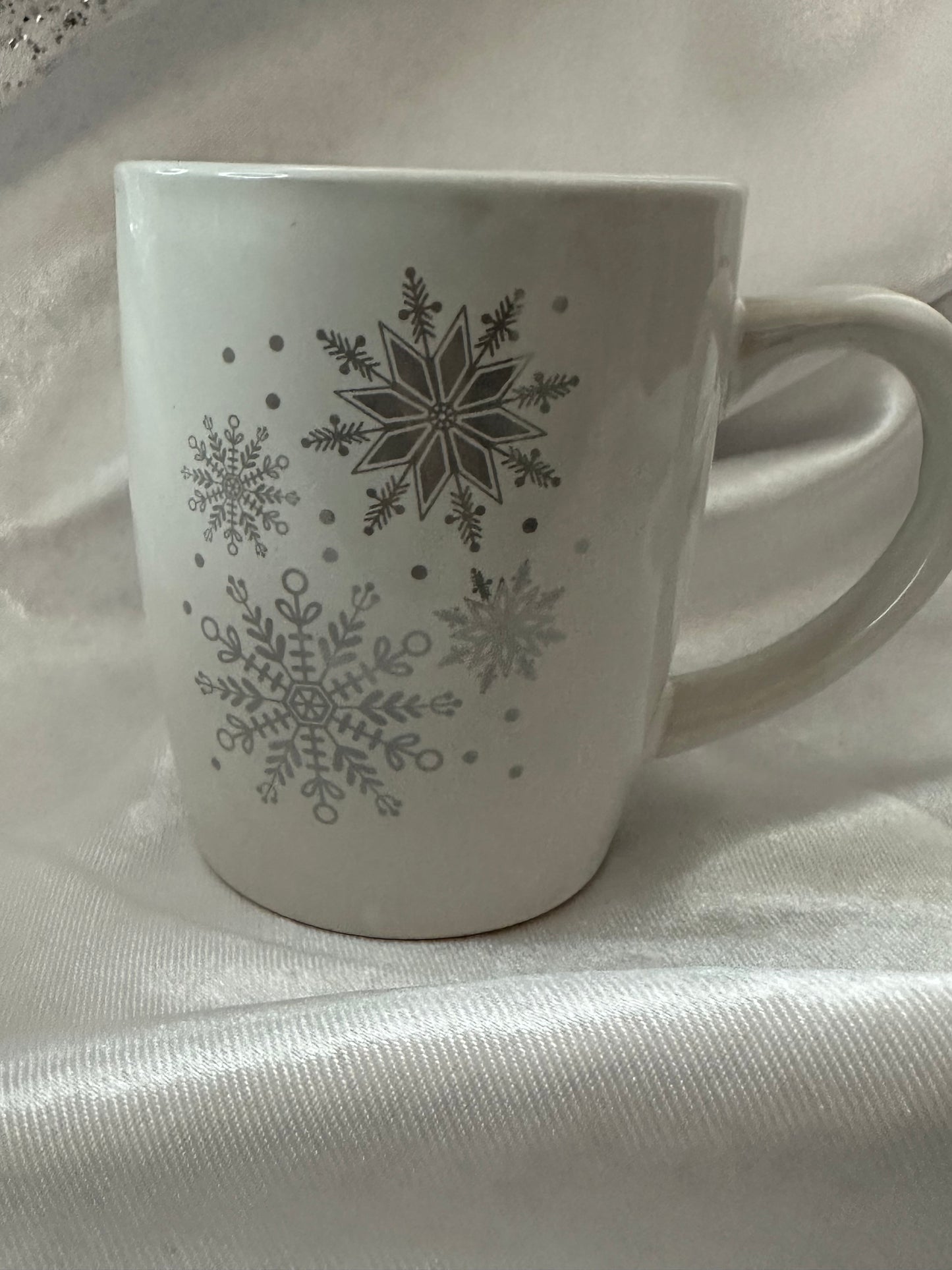 Christmas Self-Care Gift Box – Winter Mug, Lip Gloss, Eye Pads, Hair Oil & Cozy Accessories | Holiday Gift for Her