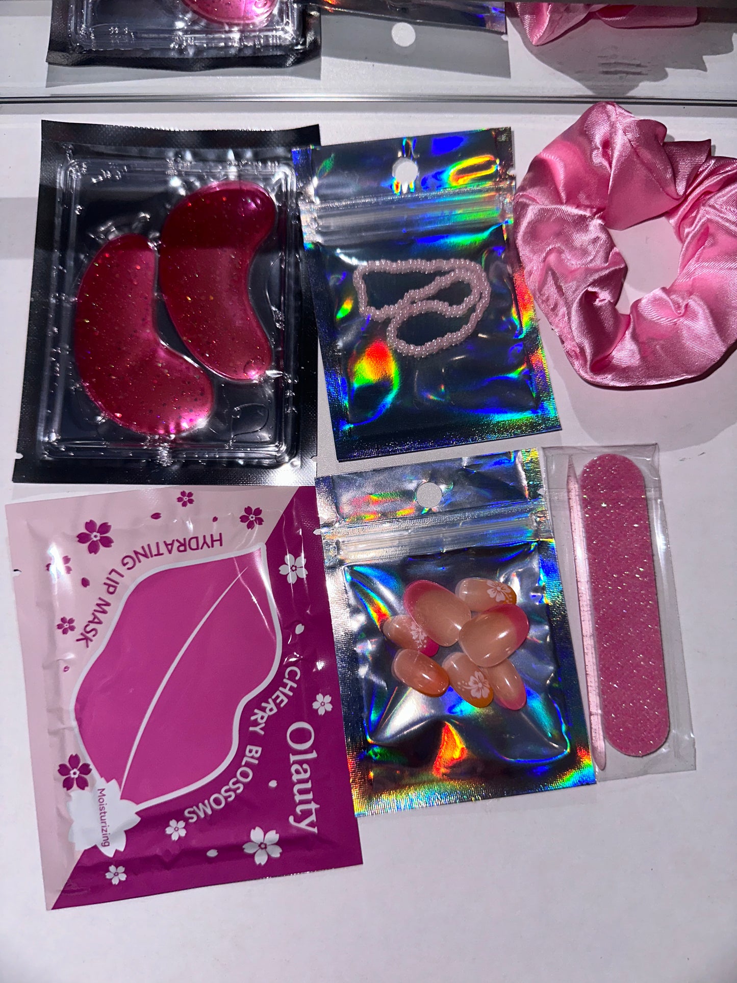 Pink Self-Care Beauty Box gif– Lip Mask, Under-Eye Pads, Nails & Accessories